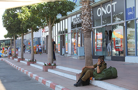 מרכז מסחרי ריק באשקלון במהלך מבצע צוק איתן מרכז מסחרי ריק באשקלון במהלך מבצע צוק איתן