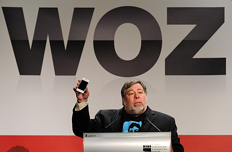 ווזניאק בכנס "Woz Live" באוסטרליה, 2012. "אני לא אוהב להקליד. לכן סירי תנצח" ווזניאק בכנס "Woz Live" באוסטרליה, 2012. "אני לא אוהב להקליד. לכן סירי תנצח"