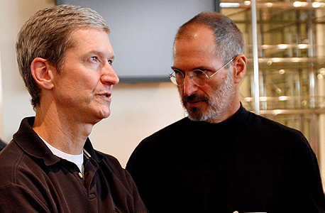 Tim Cook and Steve Jobs. Photo: API