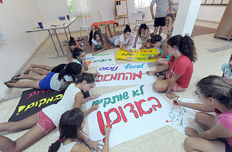 ההכנות לעצרת של תושבי עוטף עזה בת"א במהלך צוק איתן ההכנות לעצרת של תושבי עוטף עזה בת"א במהלך צוק איתן