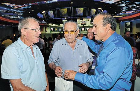 באתי לדבר על מה שאני תמיד מדבר: תפסיקו לדבר. סטף ורטהיימר (במרכז) עם יום טוב סמיה ועוזרו צבי טרופ באתי לדבר על מה שאני תמיד מדבר: תפסיקו לדבר. סטף ורטהיימר (במרכז) עם יום טוב סמיה ועוזרו צבי טרופ