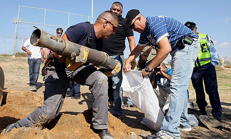 שברי רקטת גראד שנפלה בשטח ישראל שברי רקטת גראד שנפלה בשטח ישראל