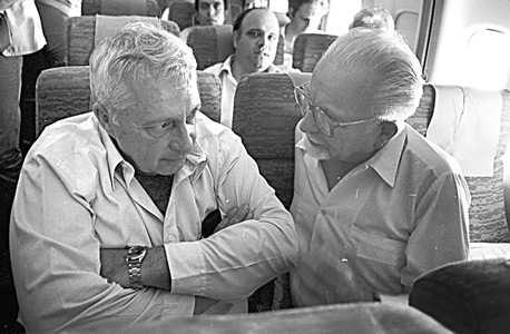 הכט עם אריאל שרון ב-1981. היה מיקירי הציונות הרביזיוניסטית הכט עם אריאל שרון ב-1981. היה מיקירי הציונות הרביזיוניסטית