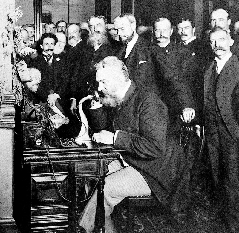 אלכסנדר גראם בל הסקוטי בשיחת הטלפון הראשונה בהיסטוריה