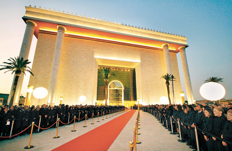 מקדש שלמה באירוע חנוכתו, בסוף יולי. עשרת אלפים אורחים בחגיגה, כולל נשיאת ברזיל דילמה רוסף