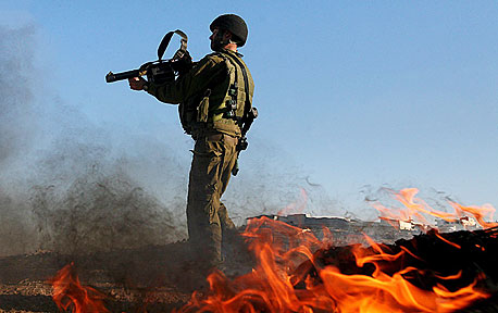 חייל צה"ל בעופרת יצוקה. לא בבית מדרשנו חייל צה"ל בעופרת יצוקה. לא בבית מדרשנו