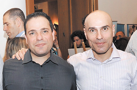 עו"ד אפי נוה (מימין) ועו"ד דורון ברזילי. "ניסיון בוטה לגנוב את הבחירות" עו"ד אפי נוה (מימין) ועו"ד דורון ברזילי. "ניסיון בוטה לגנוב את הבחירות"
