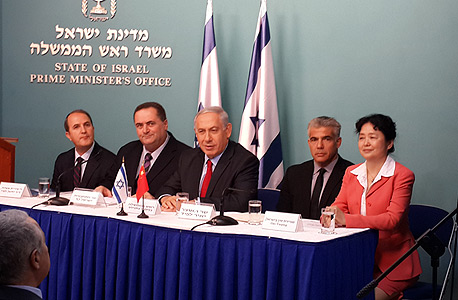 שגרירת סין (מימין), יאיר לפיד, בנימין נתניהו, ישראל כץ ויחיאל לסרי בטקס חתימת הסכם נמל אשדוד שגרירת סין (מימין), יאיר לפיד, בנימין נתניהו, ישראל כץ ויחיאל לסרי בטקס חתימת הסכם נמל אשדוד