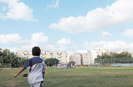 מגרש הכדורגל. ביתה של הפועל מחנה יהודה מאז 1949 מגרש הכדורגל. ביתה של הפועל מחנה יהודה מאז 1949