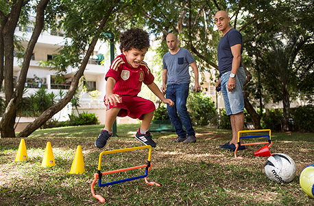 שיעור אימון עם אמנון וייס (במרכז. משקיף מהצד: כדורגלן העבר משה סיני). "בגילים הגדולים הפופולריות מושפעת מעוד דברים, אבל בגיל הגן כדורגל זה ממש הישרדות" שיעור אימון עם אמנון וייס (במרכז. משקיף מהצד: כדורגלן העבר משה סיני). "בגילים הגדולים הפופולריות מושפעת מעוד דברים, אבל בגיל הגן כדורגל זה ממש הישרדות"