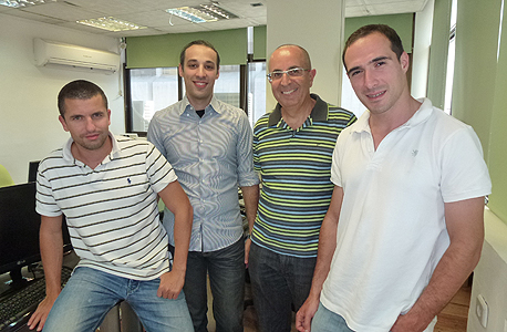 חברת לקון, מימין לשמאל: מיכאל שאולוב, מנכ"ל, עמנואל אבנר סמנכ"ל כספים ופיתוח עסקי, אוהד בוברוב מנהל פיתוח ושרון סער מנהל מחקר חברת לקון, מימין לשמאל: מיכאל שאולוב, מנכ"ל, עמנואל אבנר סמנכ"ל כספים ופיתוח עסקי, אוהד בוברוב מנהל פיתוח ושרון סער מנהל מחקר