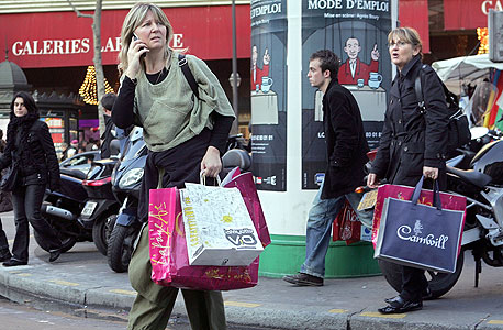 קניות בפריז, הוצאות נוספות מתגמדות יחסית לתקציב הכולל, צילום: בלומברג