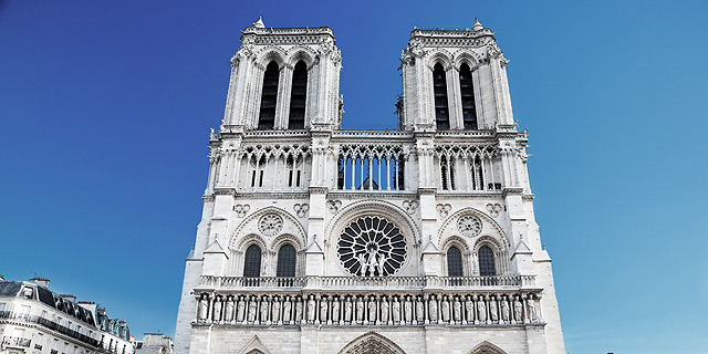 נוטרדאם בפריז. התייר רצה לצלם את הקתדרלה מלמעלה, צילום: שאטרסטוק