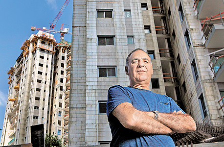 אלון ומאחוריו עבודות הבנייה בפרויקט ME בנווה שרת. "אנחנו המצלאוים המודרניים" אלון ומאחוריו עבודות הבנייה בפרויקט ME בנווה שרת. "אנחנו המצלאוים המודרניים"