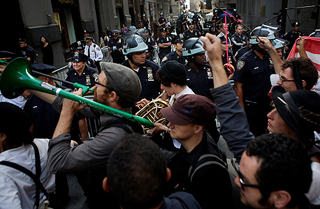 הפגנות תנועת Occupy בארצות הברית. "להאשים את הבנקאים זה להאשים את הסימפטומים, לא את הסיבה"