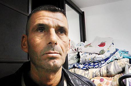 מתוך "התפוררות". מציאות של עושר ויוקרה מנקרי עיניים מול עוני מחפיר מתוך "התפוררות". מציאות של עושר ויוקרה מנקרי עיניים מול עוני מחפיר