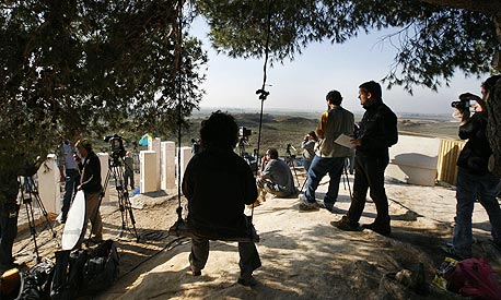 צוות של עיתונאים זרים משקיף על רצועת עזה, בזמן מבצע עופרת יצוקה צוות של עיתונאים זרים משקיף על רצועת עזה, בזמן מבצע עופרת יצוקה