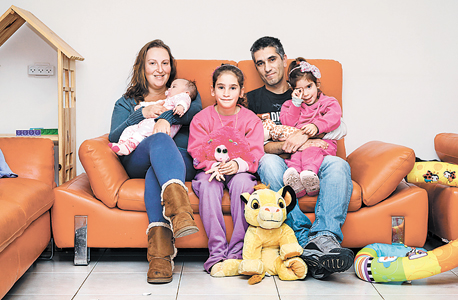 משפחת בוקובזה: יניב (33), ענת (33), מעיין (8), עלמה (4), איילה (1) משפחת בוקובזה: יניב (33), ענת (33), מעיין (8), עלמה (4), איילה (1)