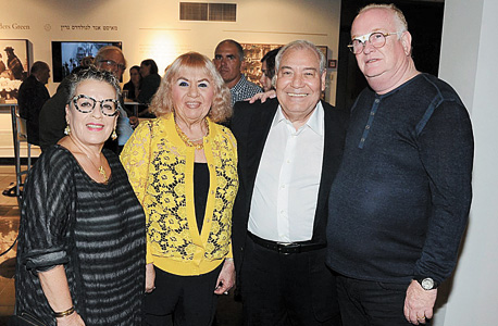 מה יש לחפש שם? מימין: בני פרי־זן, עמי שגיא, ליזיקה שגיא וחנה פרי־זן מה יש לחפש שם? מימין: בני פרי־זן, עמי שגיא, ליזיקה שגיא וחנה פרי־זן