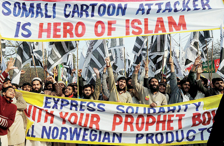 הפגנה בפקיסטן נגד הדפסה חוזרת של קריקטורות־מוחמד שפורסמו בדנמרק ב־2005. "הומור גזעני מחזק את הגזענות" 
