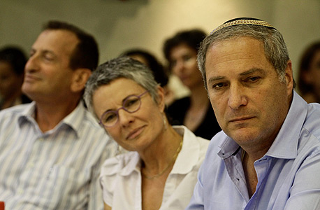 שוורץ (במרכז) עם בנצי ליברמן (מימין), מנהל רשות מקרקעי ישראל. "בעולם התכנון יש המון אינטריגות, ואם אתה לא חלק מזה, קשה לך להצליח" שוורץ (במרכז) עם בנצי ליברמן (מימין), מנהל רשות מקרקעי ישראל. "בעולם התכנון יש המון אינטריגות, ואם אתה לא חלק מזה, קשה לך להצליח"
