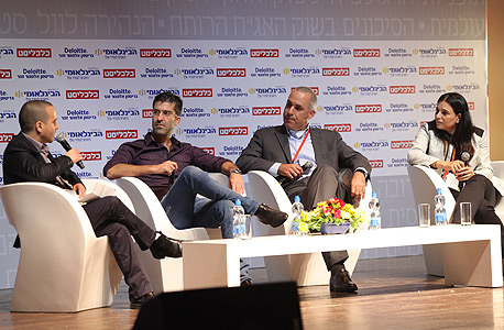 חברי הפאנל: ציפי ערמון, אודי גלבוע ותומר בר זאב עם מנחה הפאנל, אלי שמעוני, סגן עורך אתר כלכליסט. חברי הפאנל: ציפי ערמון, אודי גלבוע ותומר בר זאב עם מנחה הפאנל, אלי שמעוני, סגן עורך אתר כלכליסט.