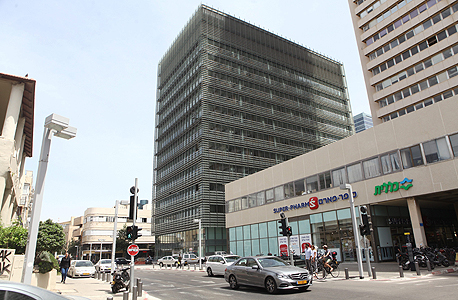 בניין הבורסה בתל אביב. רפפות הצללה מתכווננות בניין הבורסה בתל אביב. רפפות הצללה מתכווננות