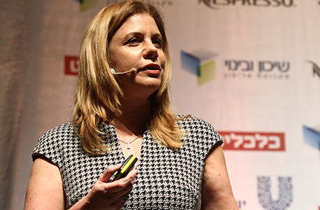 ענת גבריאל בוועידה. " אנחנו דואגים לייצר לא רק חדשנות לצרכן אלא גם מענה לקיימות" ענת גבריאל בוועידה. " אנחנו דואגים לייצר לא רק חדשנות לצרכן אלא גם מענה לקיימות"