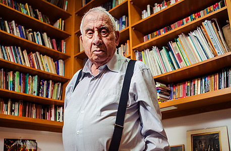 פרופ' שמואל קניאל בביתו בירושלים. את החולקים עליו הוא מחלק לשניים: בורים או מושחתים פרופ' שמואל קניאל בביתו בירושלים. את החולקים עליו הוא מחלק לשניים: בורים או מושחתים