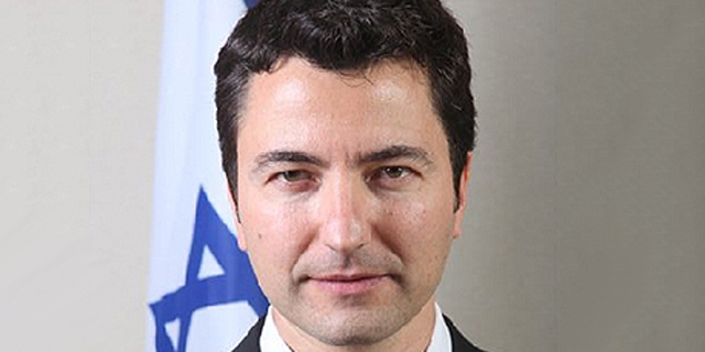 "עורך הדין זייף מסמך, בדה ראיות והתחזה"