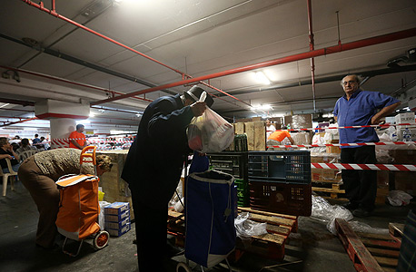 אנשי "פתחון לב" מחלקים מזון לנזקקים, צילום: אביגיל עוזי