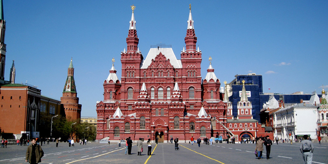 צניחת המטבע הרוסי: התושבים מודאגים, מצטיידים במוצרי יסוד