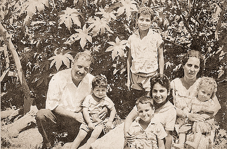 1959. סמי מצלאוי (11, עומד) עם האם ג'ורג'יה, האב יעקב, האחים דליה (13), עופר (3) ומשה (שנה) ואחד האחיינים בגינת ביתם באור יהודה 1959. סמי מצלאוי (11, עומד) עם האם ג'ורג'יה, האב יעקב, האחים דליה (13), עופר (3) ומשה (שנה) ואחד האחיינים בגינת ביתם באור יהודה