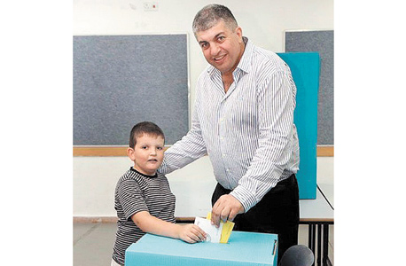 יורם שמעון ובנו איתי. "יעיל יותר, יעיל פחות — לא מעניין אותי. בשביל אדם במצבנו גם קנה סוף בים סוער הוא אוניית מסע" יורם שמעון ובנו איתי. "יעיל יותר, יעיל פחות — לא מעניין אותי. בשביל אדם במצבנו גם קנה סוף בים סוער הוא אוניית מסע"