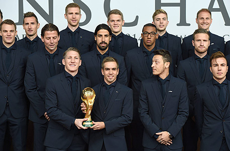 נבחרת גרמניה עם הגביע העולמי. "הבסיס להצלחה הוא המוח של כל שחקן" 