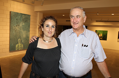 פרופר גולדנברג עם אביה גד בפתיחת הסטודיו שלה. יוצרת גם אמנות שמוחה נגד התאגידים הגדולים פרופר גולדנברג עם אביה גד בפתיחת הסטודיו שלה. יוצרת גם אמנות שמוחה נגד התאגידים הגדולים
