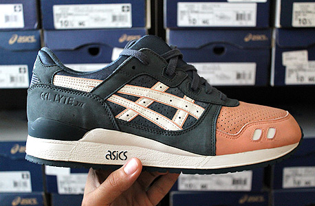 הנעליים הכי רווחיות שאינן נייקי, Asics Gel-Lyte III "Ronnie Fieg "Salmon Toe הושקו בספטמבר 2011 ב־130 דולר, השנה נמכרו 17 זוגות ב־1,623 דולר בממוצע לחדשות ו־930 דולר למשומשות הנעליים הכי רווחיות שאינן נייקי, Asics Gel-Lyte III "Ronnie Fieg "Salmon Toe הושקו בספטמבר 2011 ב־130 דולר, השנה נמכרו 17 זוגות ב־1,623 דולר בממוצע לחדשות ו־930 דולר למשומשות