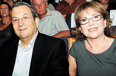 נילי פריאל ואהוד ברק. רק בת הזוג הועמדה לדין על העסקת העובדת הזרה נילי פריאל ואהוד ברק. רק בת הזוג הועמדה לדין על העסקת העובדת הזרה