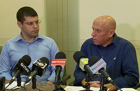 מימין: יוסי ורשבסקי, מנכ"ל ערוץ 10 ומתן חודורוב, יו"ר ועד העובדים בערוץ. מבקשים מראש הממשלה לקחת אחריות מימין: יוסי ורשבסקי, מנכ"ל ערוץ 10 ומתן חודורוב, יו"ר ועד העובדים בערוץ. מבקשים מראש הממשלה לקחת אחריות