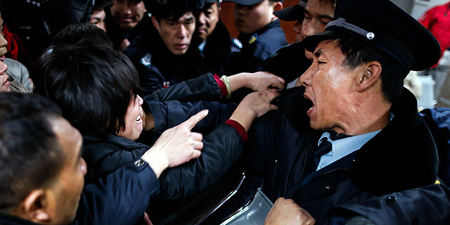 סין: עשרות נהרגו בחגיגות הסילבסטר - לאחר שכסף מזויף הושלך מבניין