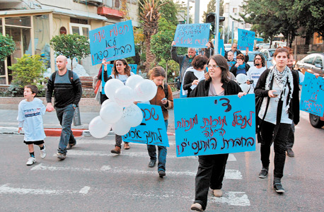הפגנה של מורי קבלן. כשאלאלוף כיהן כיו"ר העמותה־בת "יחדיו", הנהלת העמותה ריסקה מהלך התאגדות של העובדים הפגנה של מורי קבלן. כשאלאלוף כיהן כיו"ר העמותה־בת "יחדיו", הנהלת העמותה ריסקה מהלך התאגדות של העובדים