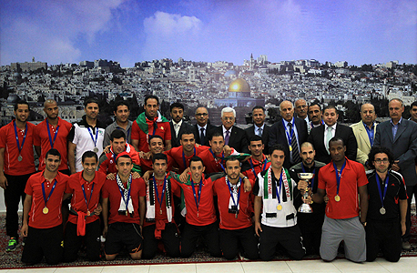 נבחרת פלסטין. המערך הצפוי הוא 4-3-2-1 שהופך ל4-4-1-1 בהגנה נבחרת פלסטין. המערך הצפוי הוא 4-3-2-1 שהופך ל4-4-1-1 בהגנה
