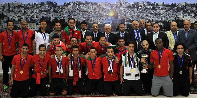 הנבחרת הפלסטינית עם אבו-מאזן. מ־­2011 חל שיפור, צילום: איי אף פי