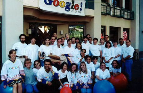 מאייר (שישית מימין) בתמונה קבוצתית של גוגל מ־1999. "העדפתה לאלגוריתמים על פני אנשים לא התאימה לאסטרטגיה"