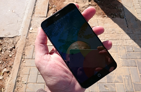 מסך המכשיר תחת תאורה ישירה מסך המכשיר תחת תאורה ישירה