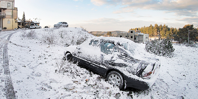 מכונית מכוסה בשלג בהרי הכרמל, צילום: גיל נחושתן