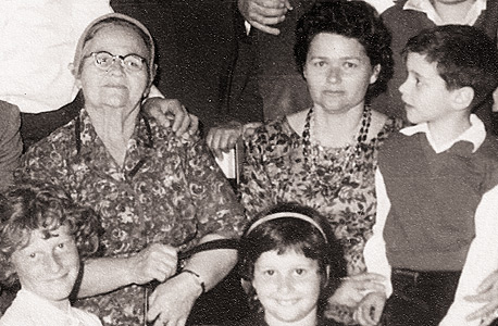 1960. פנינה רוקח (36) עם אמה הניה וילדיה אלעזר (4) וציפי (6) בחגיגת בר המצווה של בנה הבכור עמירם ברמת גן