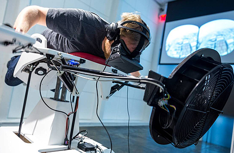Birdly: פרויקט המאפשר לצופה להרגיש כמו ציפור בתעופה, באמצעות מתקן ייעודי וקסדת אוקולוס ריפט Birdly: פרויקט המאפשר לצופה להרגיש כמו ציפור בתעופה, באמצעות מתקן ייעודי וקסדת אוקולוס ריפט