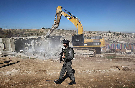 הריסת בית בכפר אל דיראת בדרום הר חברון הריסת בית בכפר אל דיראת בדרום הר חברון