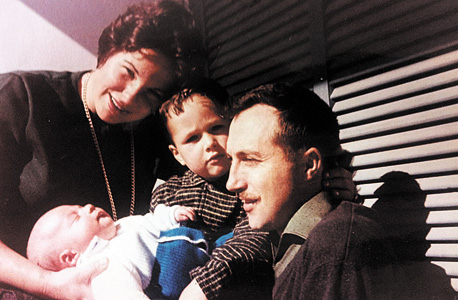 אלי (התינוק) וניר ברקת עם הוריהם ב־1965. "אבא היה 